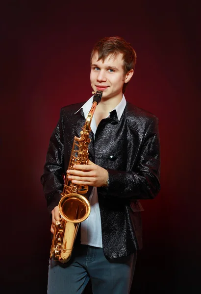 Jeune homme avec saxophone — Photo