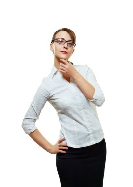 düşünme gülümseyen genç kadın