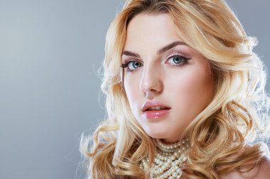 Genç güzel kadın.