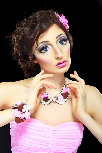 Modèle avec barbie poupée maquillage — Photo