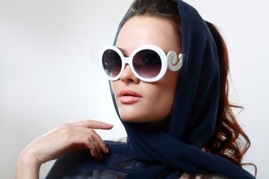 güneş gözlüklü kız