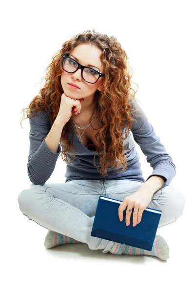 Gelangweilte Studentin hält Buch in der Hand — Stockfoto