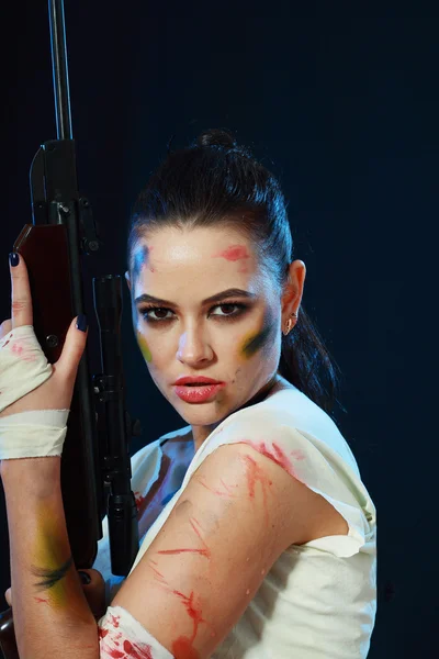 Kvinna innehav vapen — Stockfoto