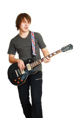 Gitar çalan genç adam