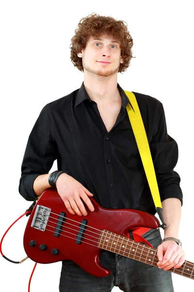 Молодой человек играет на гитаре — стоковое фото
