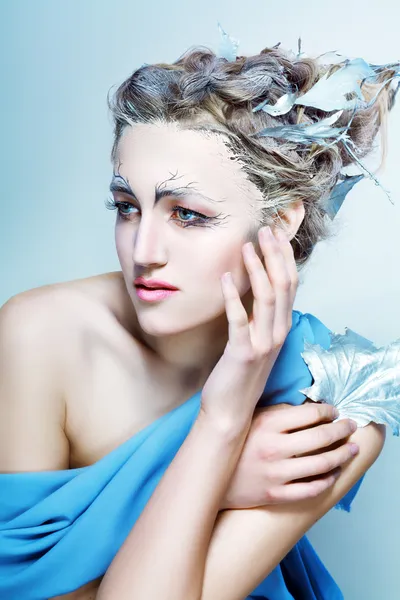 Krásná žena s vlasy fantasy — Stock fotografie