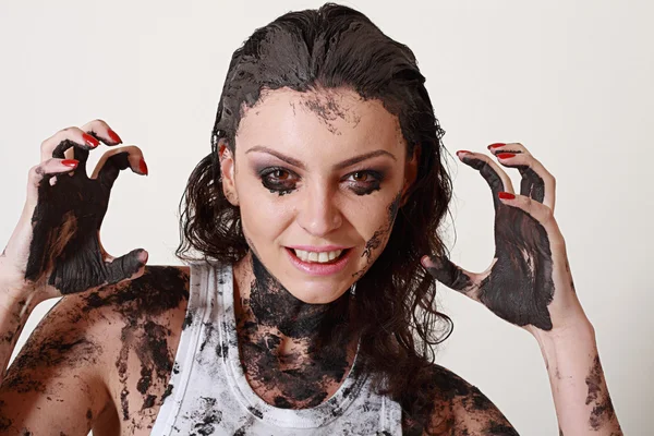 Woman with face and body covered in mud — Stock Photo, Image
