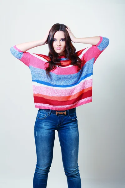 Chica de moda jeans con estilo — Foto de Stock