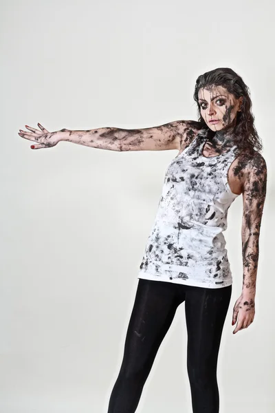 Kvinna med ansikte och kropp täckt av lera — Stockfoto