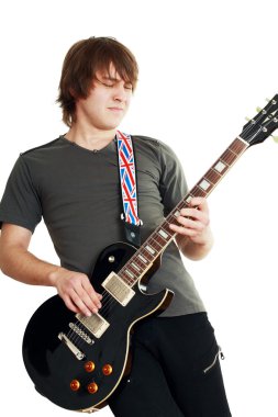 Gitar çalan genç adam