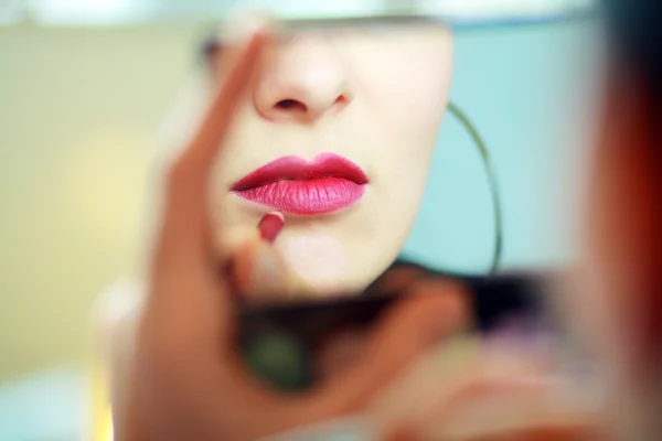 Mujer Aplicando Maquillaje — Foto de Stock