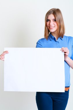 kadın büyük boş bir kart tutan