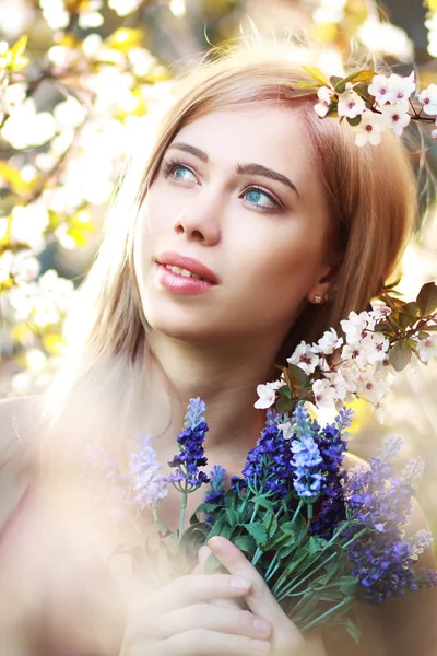 Vacker blond tjej på en park — Stockfoto