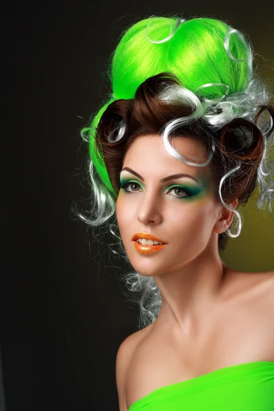 Kvinna med kreativa fantasi frisyr — Stockfoto