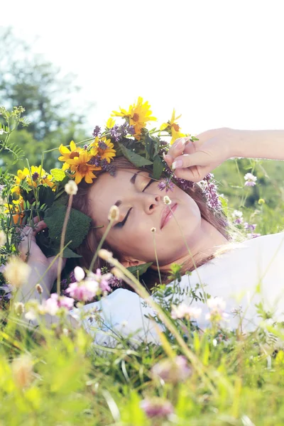 Young woman on the meadow — Stock Photo, Image