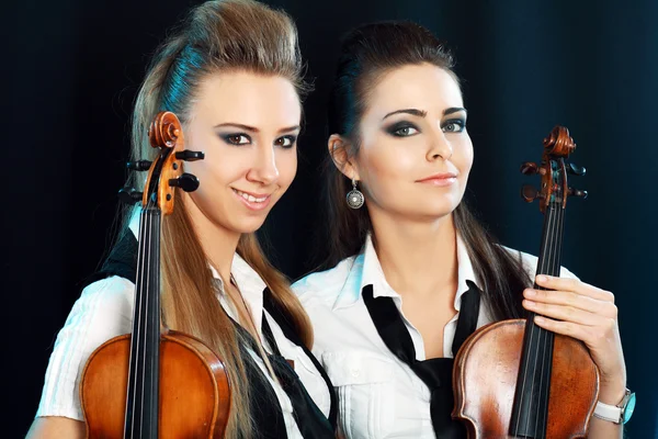 Dos mujeres con violín — Foto de Stock