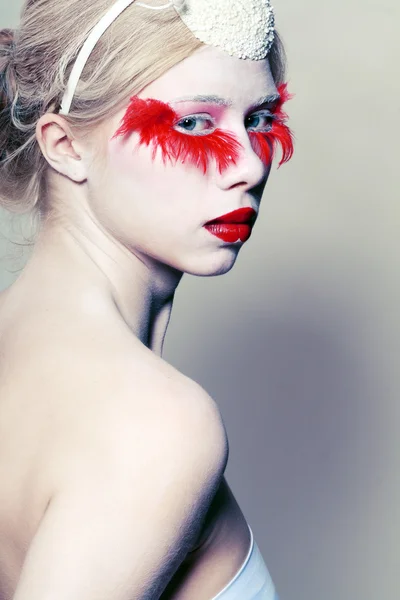 Δημιουργική μακιγιάζ ψεύτικες βλεφαρίδες κόκκινο — Φωτογραφία Αρχείου