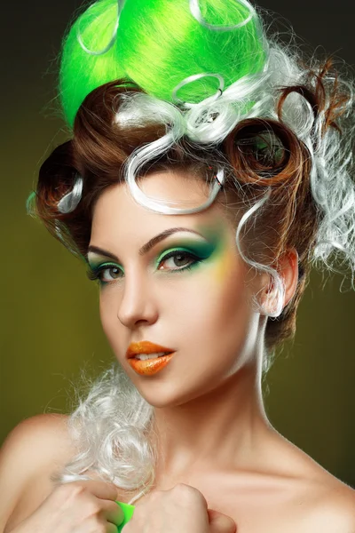 クリエイティブなファンタジーのヘアスタイルを持つ女性 — ストック写真