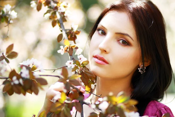 Brunette vrouw in het park — Stockfoto