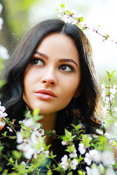 Brunette vrouw in het park — Stockfoto