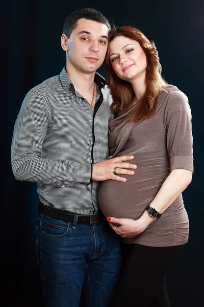 Mulher grávida e homem — Fotografia de Stock