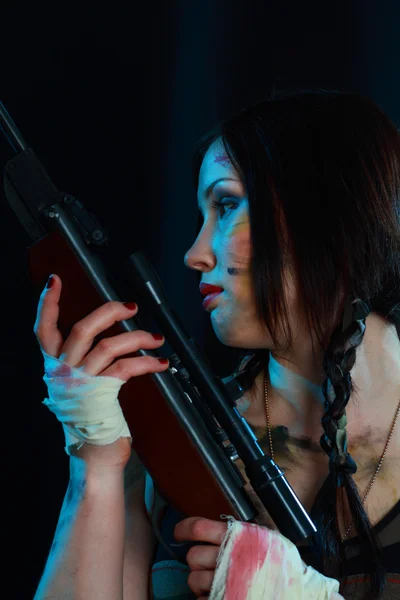 美しい女性ホールディング武器 — ストック写真