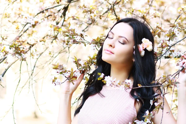 Brunette vrouw in het park — Stockfoto