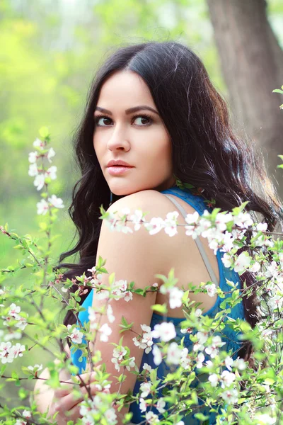 Brunette femme dans le parc — Photo