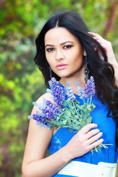 Brunette vrouw in het park — Stockfoto