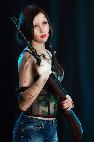 Красивая женщина держит оружие
