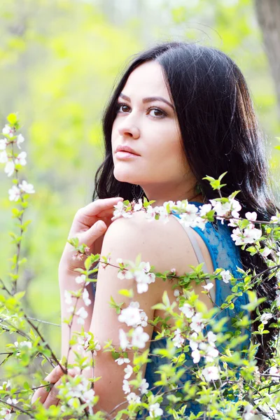 Brunette vrouw in het park — Stockfoto