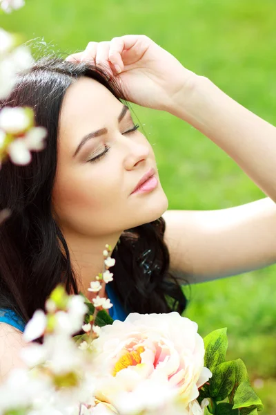 Brunette femme dans le parc — Photo