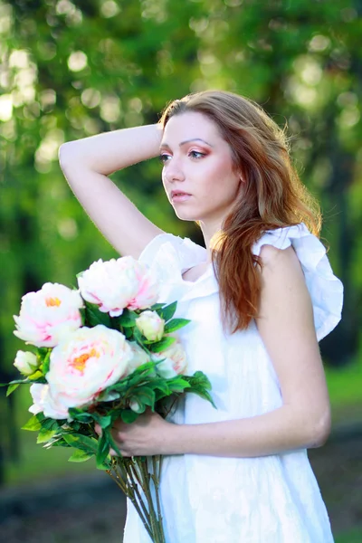 Dreaming woman in the park — Stock Photo, Image