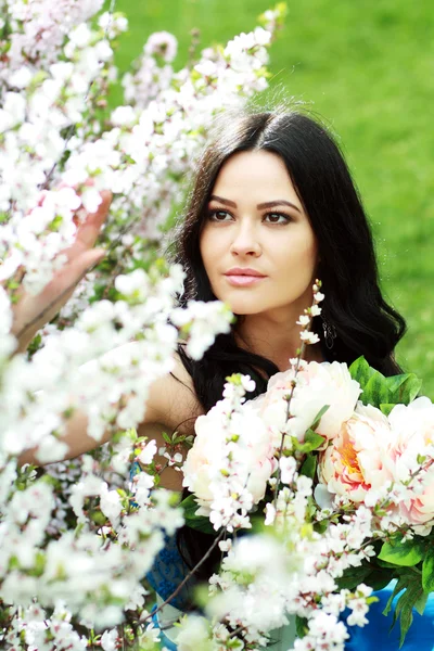 Brünette frau im die park — Stockfoto