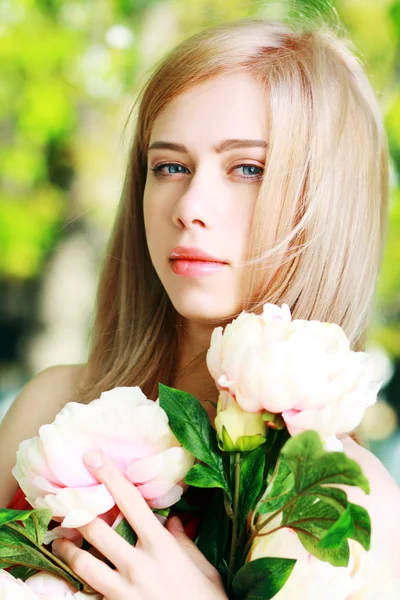 Blond tjej på en park — Stockfoto