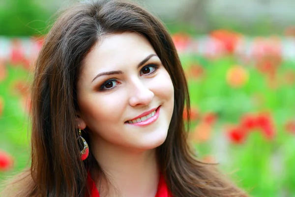 Brunette woman in the park — Stock Photo, Image