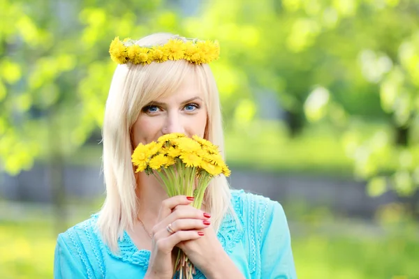 Пані з жовтими квітами — стокове фото