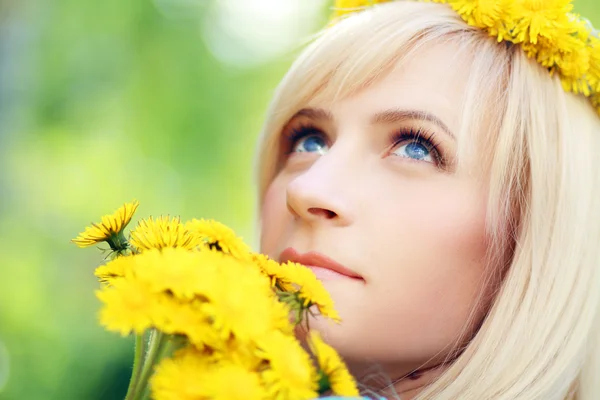 Lady with yellow flowers — Stock Photo, Image