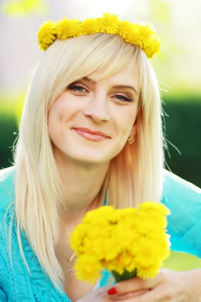 Senhora com flores amarelas — Fotografia de Stock