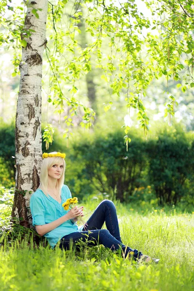 Blond kobieta relaksujący — Zdjęcie stockowe