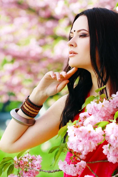 Indian woman in the park — Stock Photo, Image