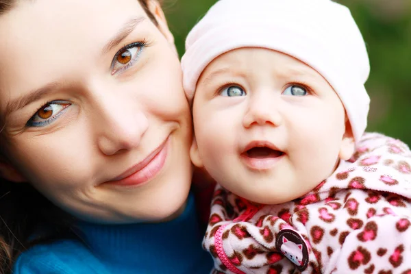 Jonge moeder met baby — Stockfoto