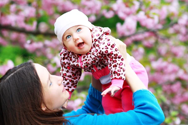 Jonge moeder met baby — Stockfoto