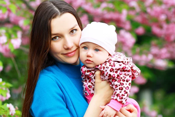 Junge Mutter mit Baby — Stockfoto