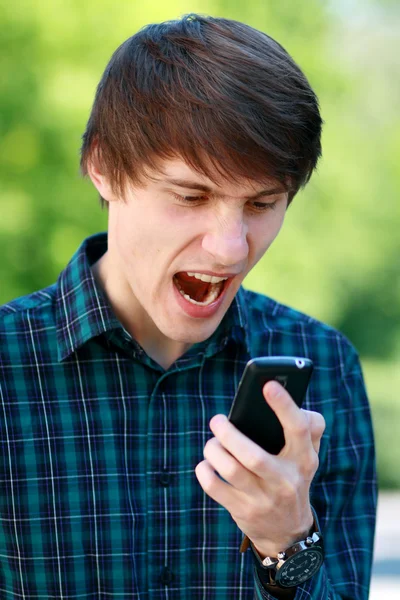 Homem está gritando em seu telefone celular — Fotografia de Stock