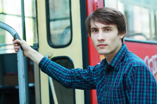 Uomo sta per entrare nel tram della città — Foto Stock