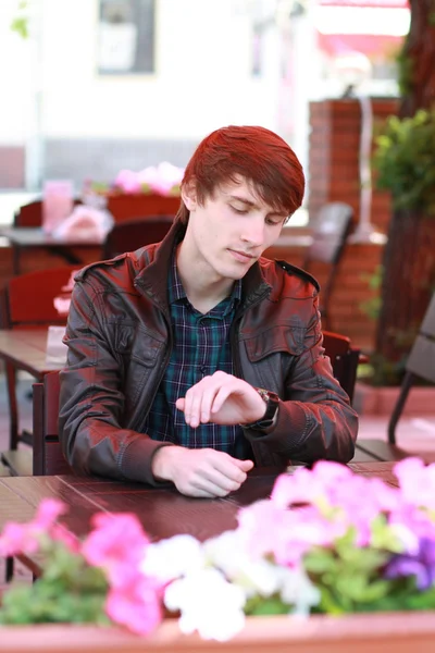 Man sitting outdoor in a cafe — Stock Photo, Image