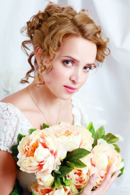 şık makyaj ve saç modeli ile güzel bir kadın