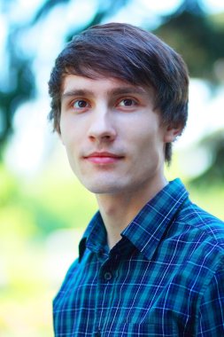 mutlu genç adam