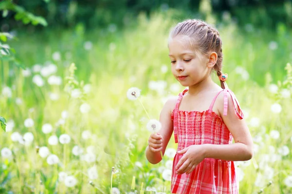 Girl have fun with dandelions — Stock Photo, Image